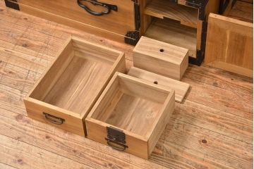 アンティーク家具　古民具・骨董 明治期 極上金具 上手造り 総桐三段重ね時代箪笥(桐箪笥、桐たんす)