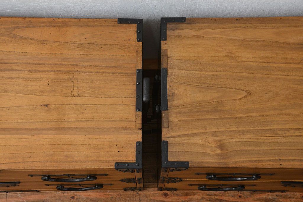 アンティーク家具　古民具・骨董 明治期 極上金具 上手造り 総桐三段重ね時代箪笥(桐箪笥、桐たんす)