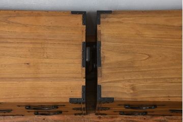 アンティーク家具　古民具・骨董 明治期 極上金具 上手造り 総桐三段重ね時代箪笥(桐箪笥、桐たんす)