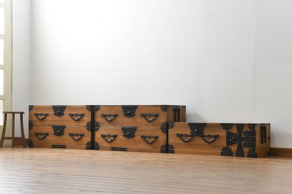 アンティーク家具　古民具・骨董 明治期 極上金具 上手造り 総桐三段重ね時代箪笥(桐箪笥、桐たんす)