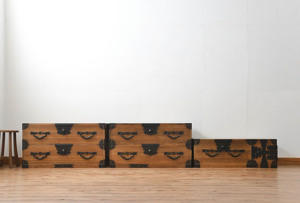 アンティーク家具　古民具・骨董 明治期 極上金具 上手造り 総桐三段重ね時代箪笥(桐箪笥、桐たんす)