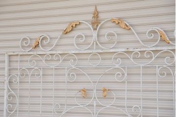 中古　可愛いロートアイアンガーデンフェンス(2)(ヨーロッパ風フェンス、洋風フェンス、門扉、鉄柵)