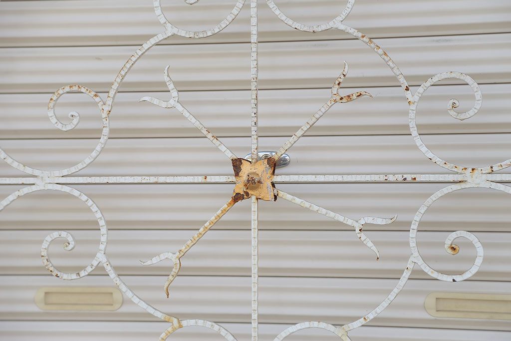 中古　可愛いロートアイアンガーデンフェンス(2)(ヨーロッパ風フェンス、洋風フェンス、門扉、鉄柵)