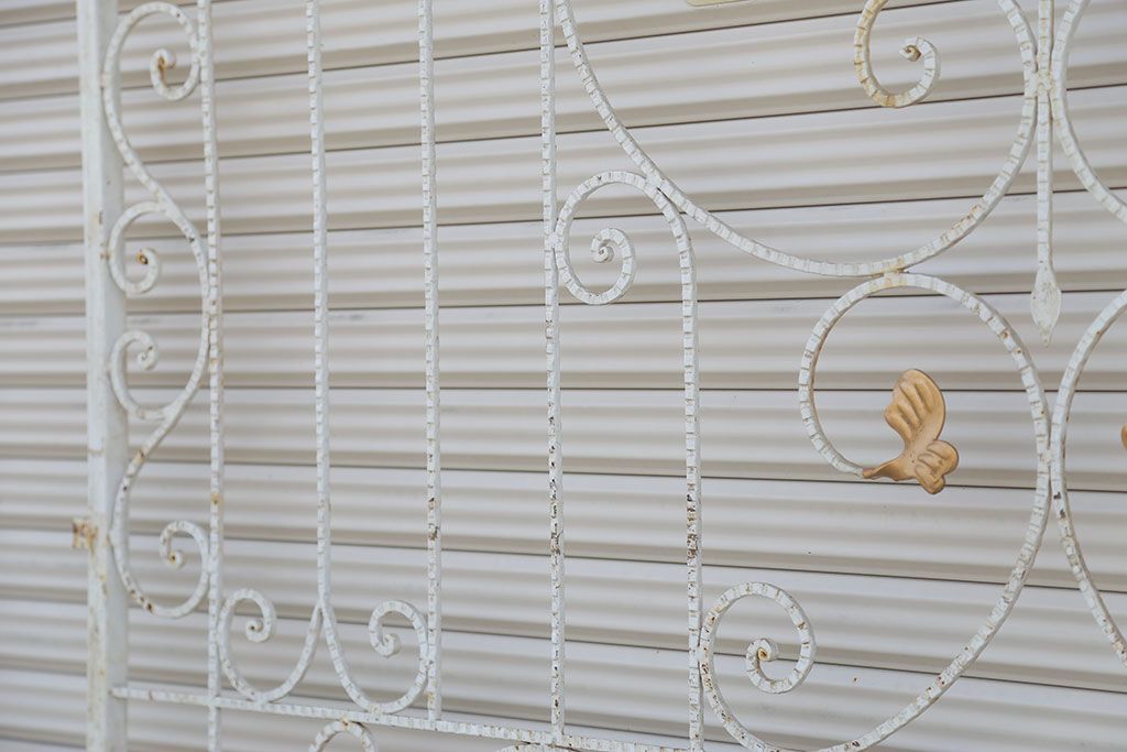 中古　可愛いロートアイアンガーデンフェンス(2)(ヨーロッパ風フェンス、洋風フェンス、門扉、鉄柵)