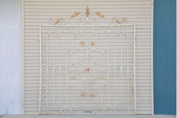 中古　可愛いロートアイアンガーデンフェンス(2)(ヨーロッパ風フェンス、洋風フェンス、門扉、鉄柵)