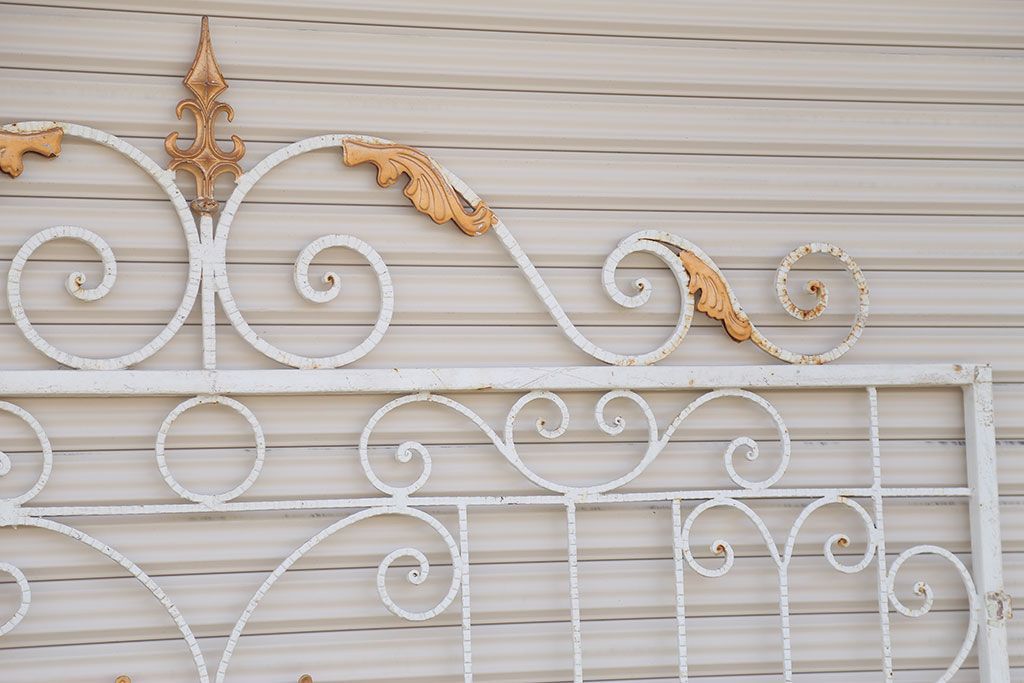 中古　可愛いロートアイアンガーデンフェンス(2)(ヨーロッパ風フェンス、洋風フェンス、門扉、鉄柵)