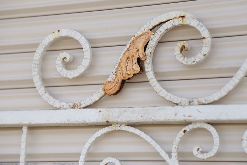 中古　可愛いロートアイアンガーデンフェンス(2)(ヨーロッパ風フェンス、洋風フェンス、門扉、鉄柵)