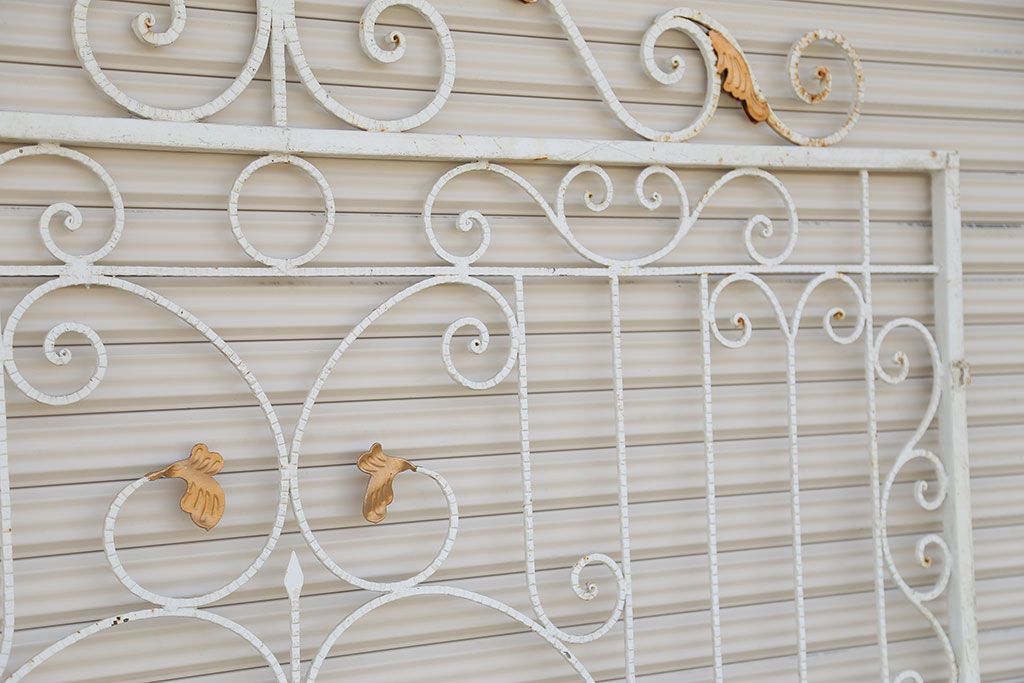 中古　可愛いロートアイアンガーデンフェンス(2)(ヨーロッパ風フェンス、洋風フェンス、門扉、鉄柵)