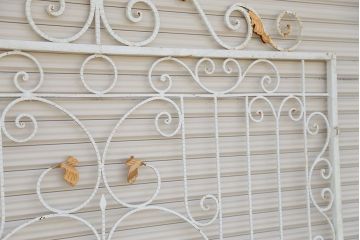 中古　可愛いロートアイアンガーデンフェンス(2)(ヨーロッパ風フェンス、洋風フェンス、門扉、鉄柵)