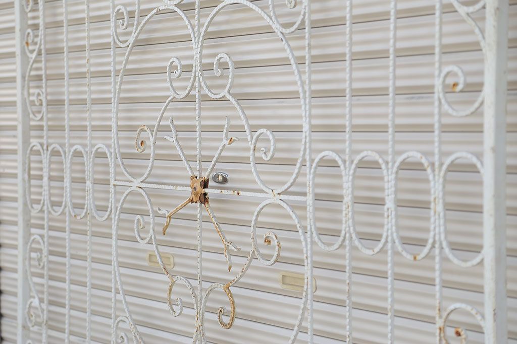 中古　可愛いロートアイアンガーデンフェンス(2)(ヨーロッパ風フェンス、洋風フェンス、門扉、鉄柵)