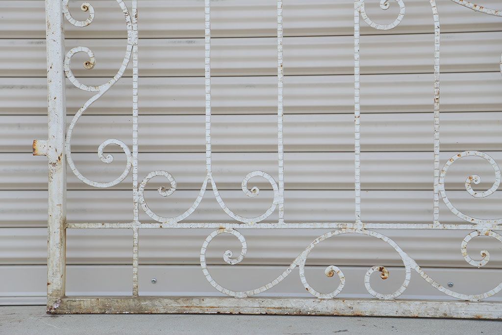 中古　可愛いロートアイアンガーデンフェンス(2)(ヨーロッパ風フェンス、洋風フェンス、門扉、鉄柵)