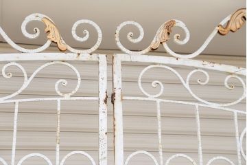 中古　大きなロートアイアンゲート1対(洋風フェンス、ヨーロッパ風フェンス、門扉、鉄柵)