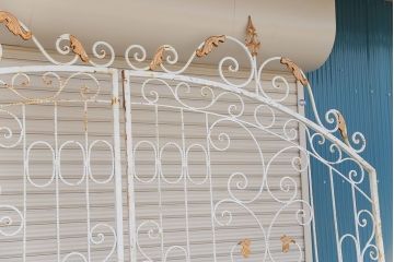 中古　大きなロートアイアンゲート1対(洋風フェンス、ヨーロッパ風フェンス、門扉、鉄柵)