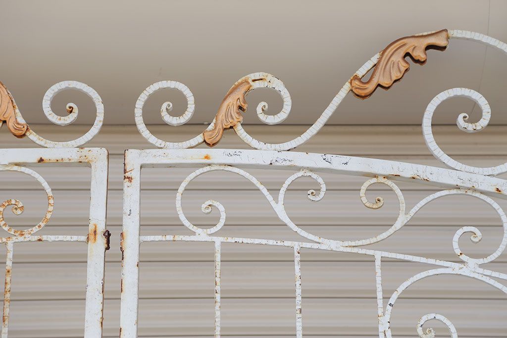 中古　大きなロートアイアンゲート1対(洋風フェンス、ヨーロッパ風フェンス、門扉、鉄柵)