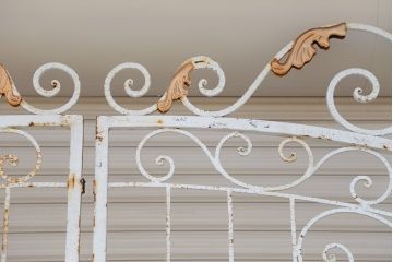 中古　大きなロートアイアンゲート1対(洋風フェンス、ヨーロッパ風フェンス、門扉、鉄柵)