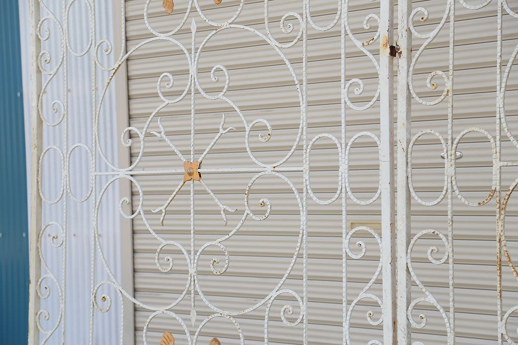 中古　大きなロートアイアンゲート1対(洋風フェンス、ヨーロッパ風フェンス、門扉、鉄柵)