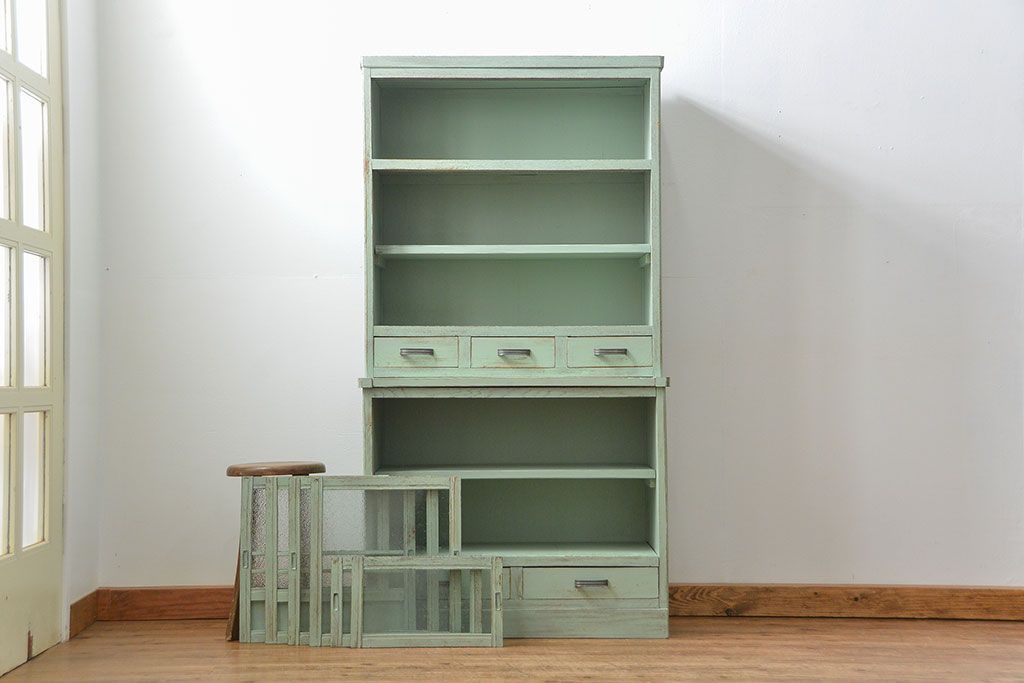 アンティーク家具　アンティークペイント　気泡ガラス入りのかわいい食器棚(カップボード、収納棚)