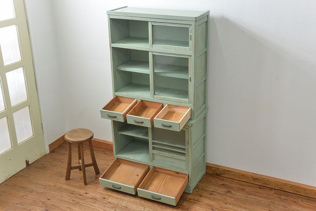 アンティーク家具　アンティークペイント　気泡ガラス入りのかわいい食器棚(カップボード、収納棚)