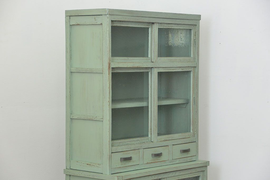 アンティーク家具　アンティークペイント　気泡ガラス入りのかわいい食器棚(カップボード、収納棚)
