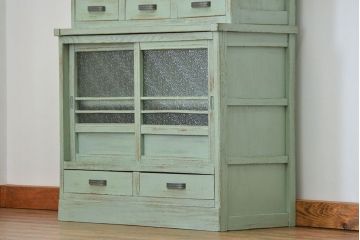 アンティーク家具　アンティークペイント　気泡ガラス入りのかわいい食器棚(カップボード、収納棚)