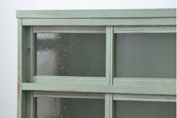 アンティーク家具　アンティークペイント　気泡ガラス入りのかわいい食器棚(カップボード、収納棚)