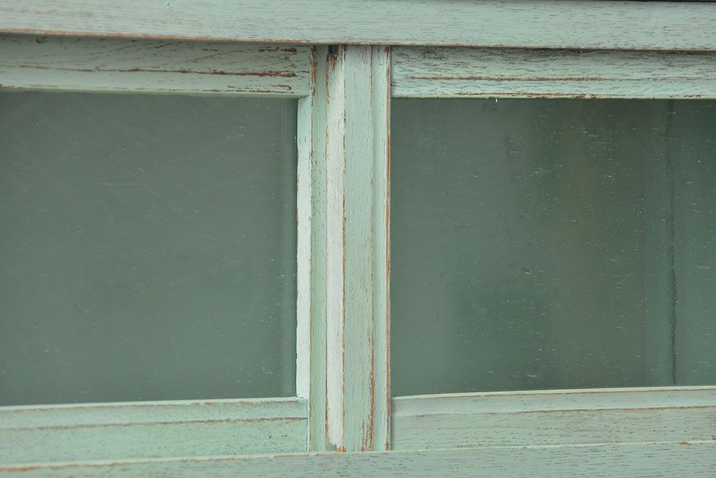 アンティーク家具　アンティークペイント　気泡ガラス入りのかわいい食器棚(カップボード、収納棚)