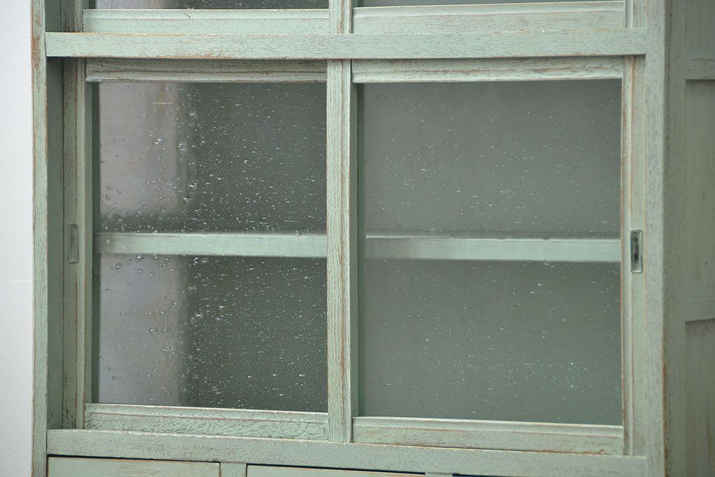 アンティーク家具　アンティークペイント　気泡ガラス入りのかわいい食器棚(カップボード、収納棚)
