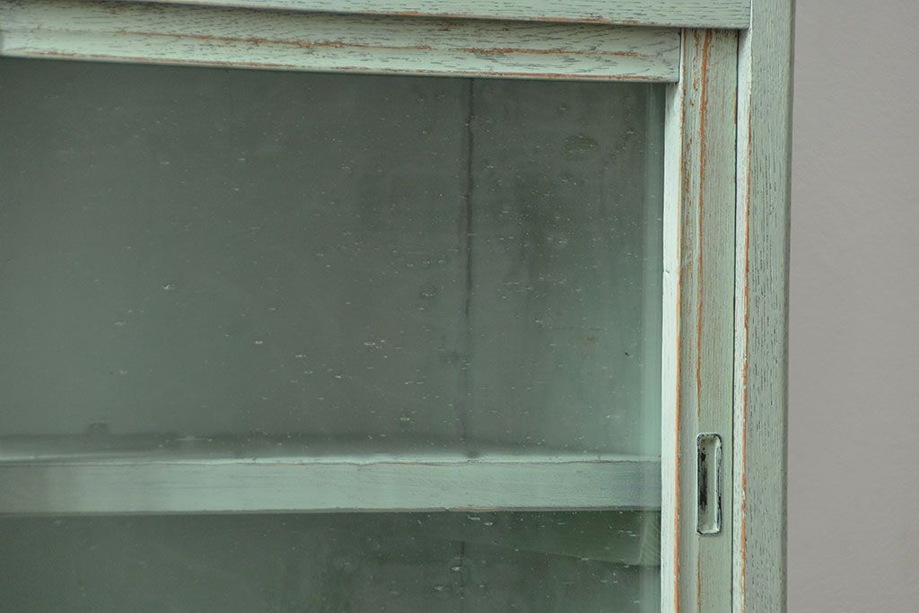 アンティーク家具　アンティークペイント　気泡ガラス入りのかわいい食器棚(カップボード、収納棚)