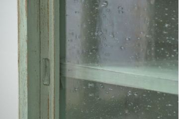 アンティーク家具　アンティークペイント　気泡ガラス入りのかわいい食器棚(カップボード、収納棚)