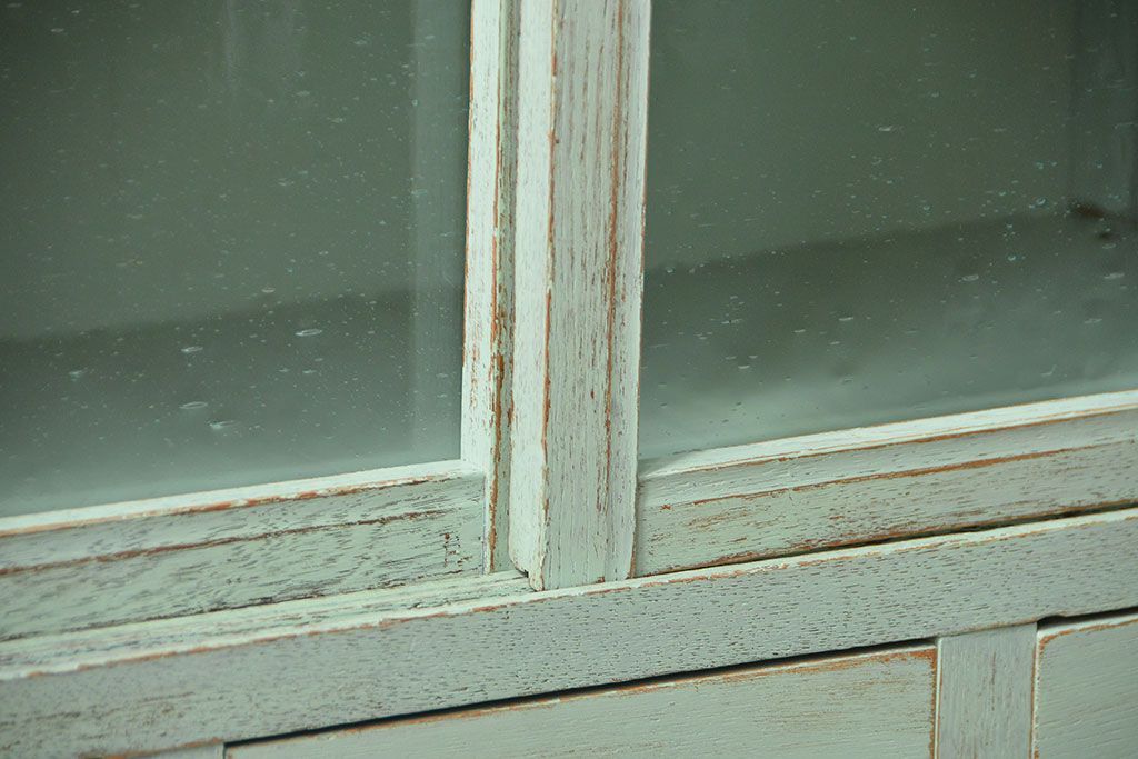 アンティーク家具　アンティークペイント　気泡ガラス入りのかわいい食器棚(カップボード、収納棚)