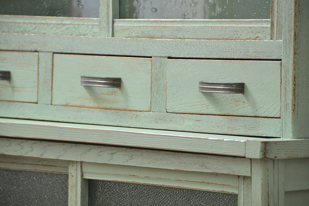 アンティーク家具　アンティークペイント　気泡ガラス入りのかわいい食器棚(カップボード、収納棚)