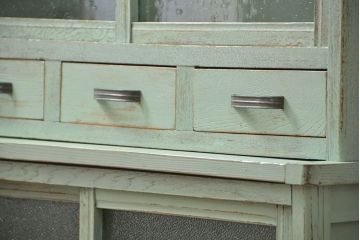 アンティーク家具　アンティークペイント　気泡ガラス入りのかわいい食器棚(カップボード、収納棚)