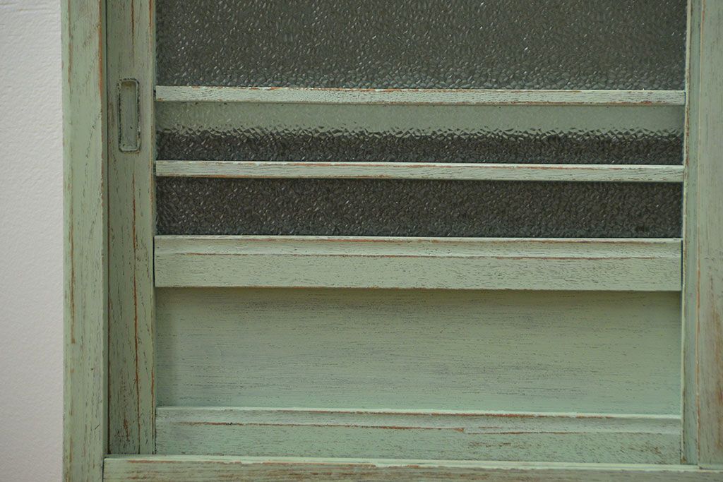 アンティーク家具　アンティークペイント　気泡ガラス入りのかわいい食器棚(カップボード、収納棚)