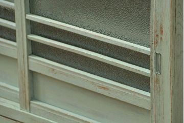 アンティーク家具　アンティークペイント　気泡ガラス入りのかわいい食器棚(カップボード、収納棚)