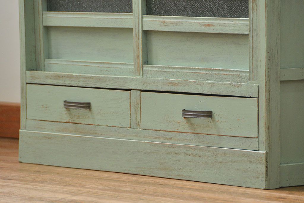 アンティーク家具　アンティークペイント　気泡ガラス入りのかわいい食器棚(カップボード、収納棚)