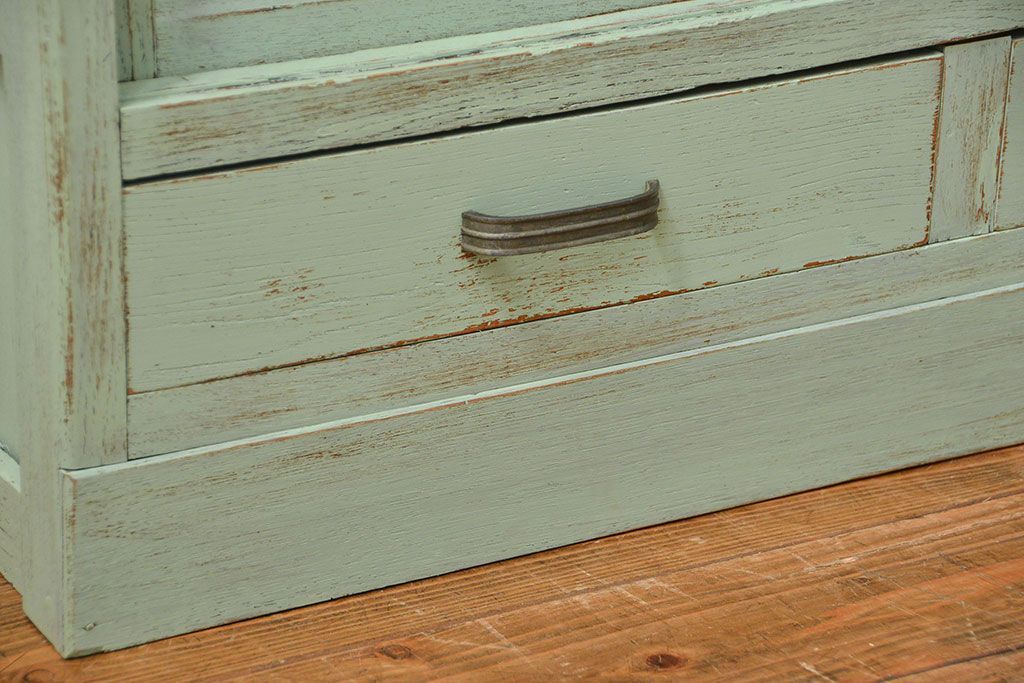 アンティーク家具　アンティークペイント　気泡ガラス入りのかわいい食器棚(カップボード、収納棚)