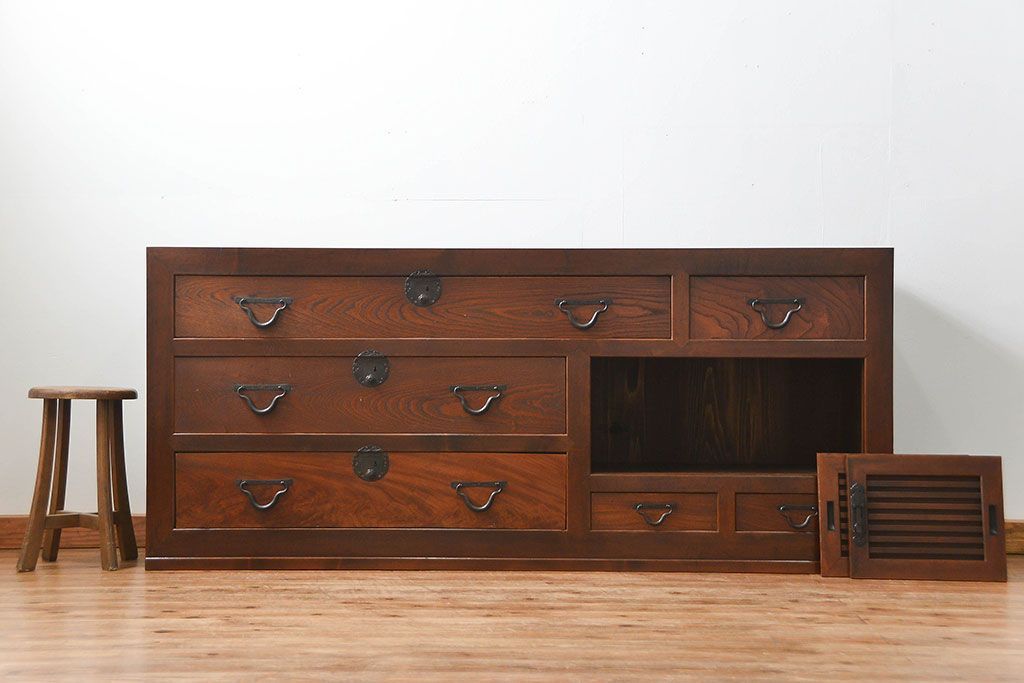 アンティーク家具　古民具・骨董 前面檜材と欅材　重厚な六尺収納箪笥(水屋箪笥、サイドボード)