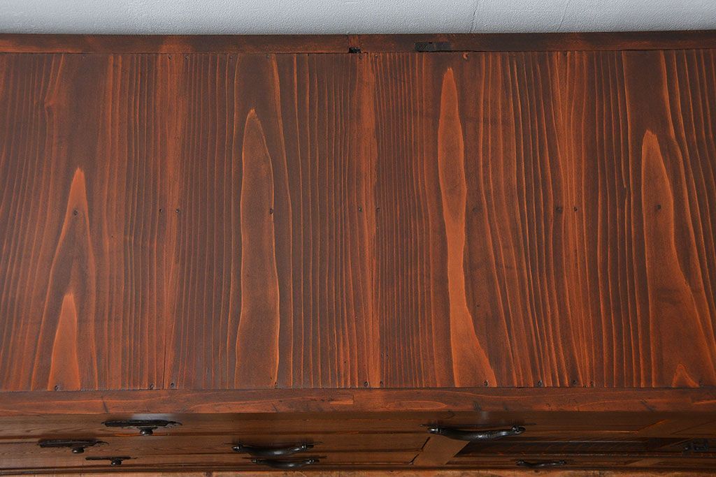 アンティーク家具　古民具・骨董 前面檜材と欅材　重厚な六尺収納箪笥(水屋箪笥、サイドボード)