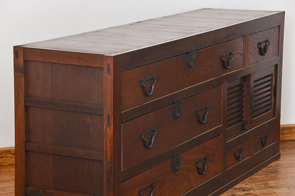 アンティーク家具　古民具・骨董 前面檜材と欅材　重厚な六尺収納箪笥(水屋箪笥、サイドボード)