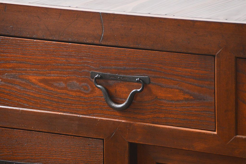 アンティーク家具　古民具・骨董 前面檜材と欅材　重厚な六尺収納箪笥(水屋箪笥、サイドボード)