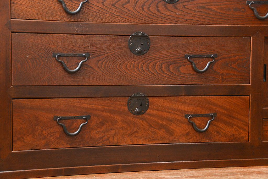 アンティーク家具　古民具・骨董 前面檜材と欅材　重厚な六尺収納箪笥(水屋箪笥、サイドボード)