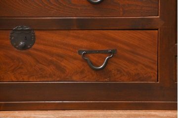 アンティーク家具　古民具・骨董 前面檜材と欅材　重厚な六尺収納箪笥(水屋箪笥、サイドボード)