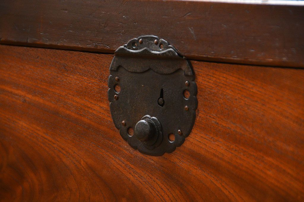 アンティーク家具　古民具・骨董 前面檜材と欅材　重厚な六尺収納箪笥(水屋箪笥、サイドボード)