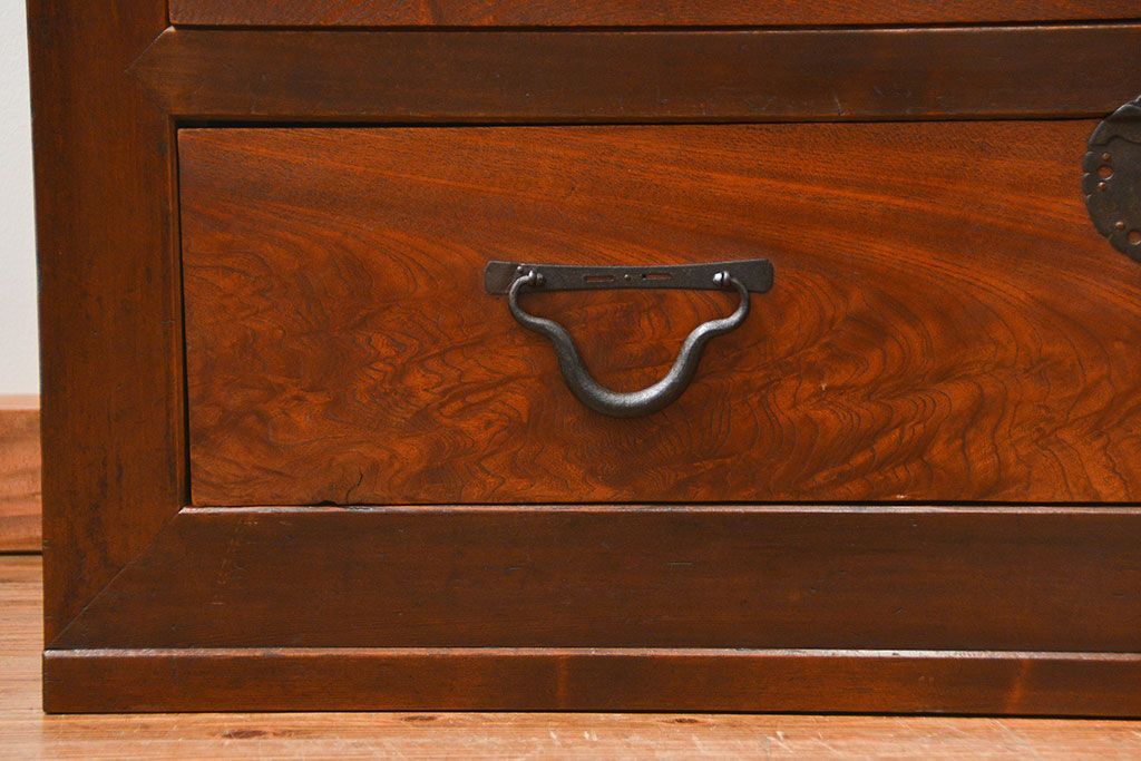 アンティーク家具　古民具・骨董 前面檜材と欅材　重厚な六尺収納箪笥(水屋箪笥、サイドボード)