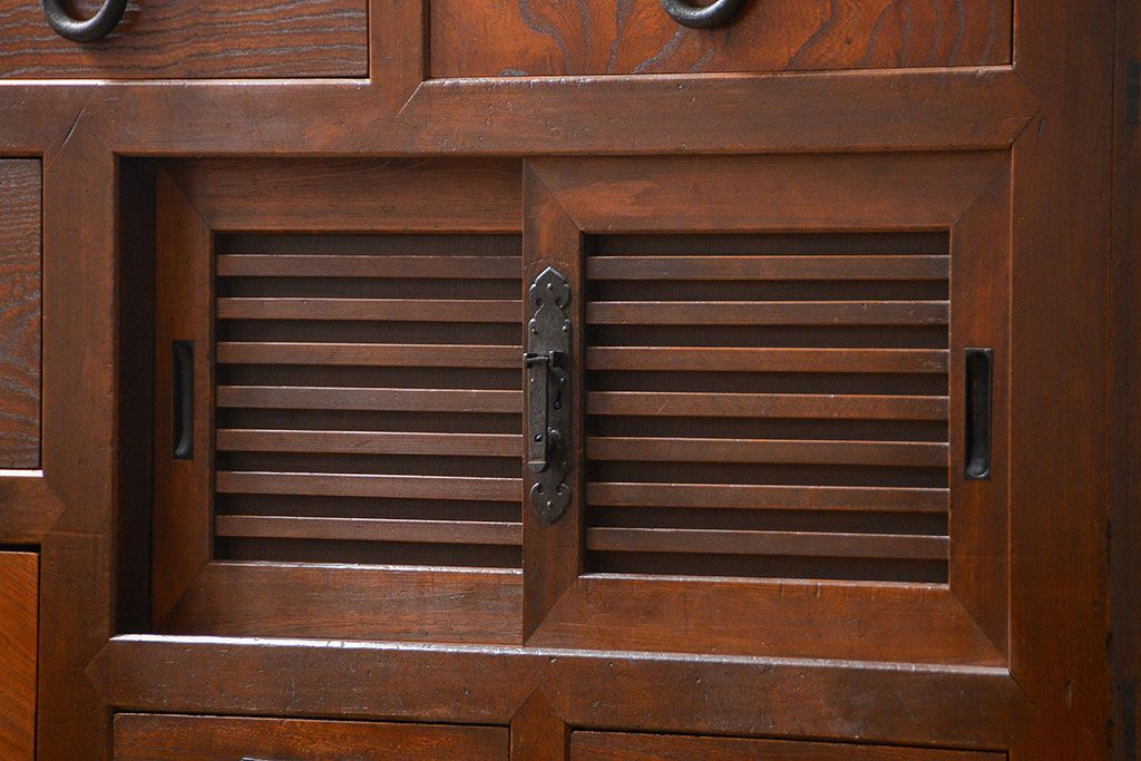 アンティーク家具　古民具・骨董 前面檜材と欅材　重厚な六尺収納箪笥(水屋箪笥、サイドボード)