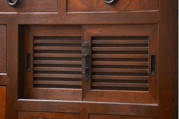 アンティーク家具　古民具・骨董 前面檜材と欅材　重厚な六尺収納箪笥(水屋箪笥、サイドボード)