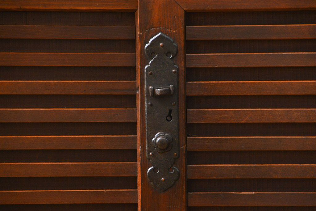 アンティーク家具　古民具・骨董 前面檜材と欅材　重厚な六尺収納箪笥(水屋箪笥、サイドボード)