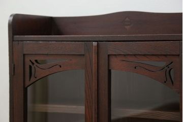 アンティーク家具　アンティーク 古い栓材の小振りな本箱(ブックケース、本棚)