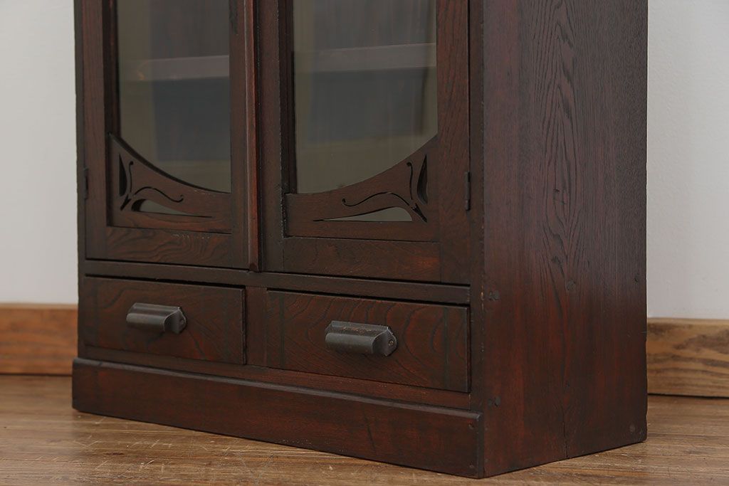 アンティーク家具　アンティーク 古い栓材の小振りな本箱(ブックケース、本棚)