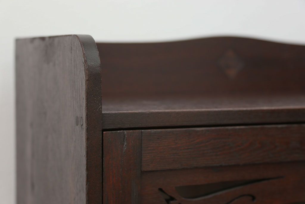 アンティーク家具　アンティーク 古い栓材の小振りな本箱(ブックケース、本棚)